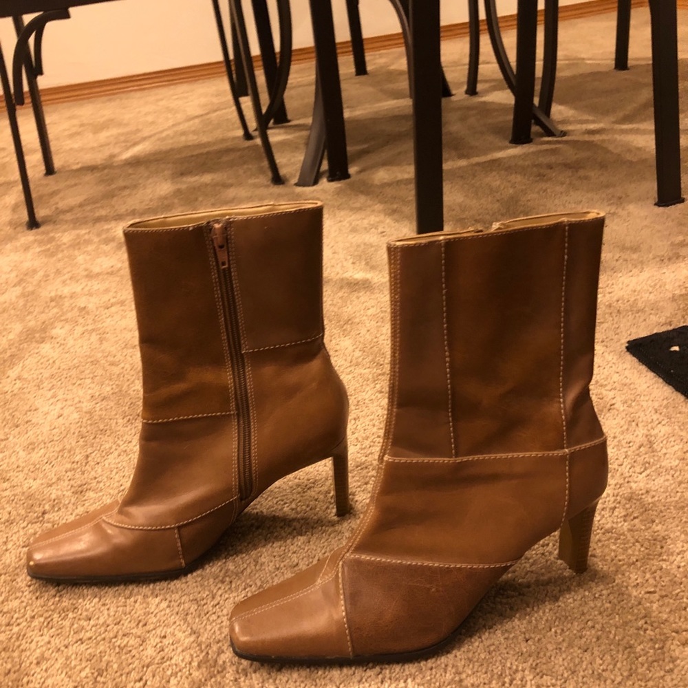 Maurice’s brown boots